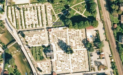 Auf der Luftaufnahme gut zu sehen: Im Priener Friedhof klaffen größere Lücken zwischen den Gräbern. Foto Bayernatlas