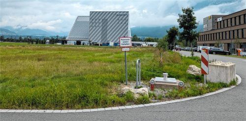 Auf dieser Grünfläche zwischen den „Kaiserreich-Genusswelten“ und dem „Dynafit-Headquarter“ soll der Metallverarbeitungsbetrieb entstehen. Foto Hoffmann