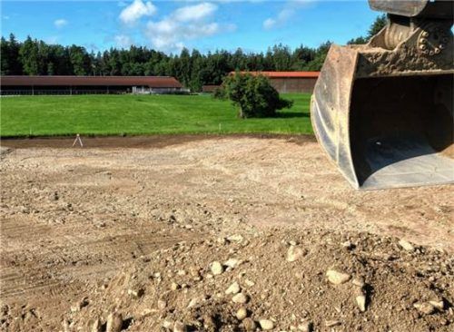 Auf einer landwirtschaftlich genutzten Fläche entsteht das neue Versickerungsbecken.Foto re