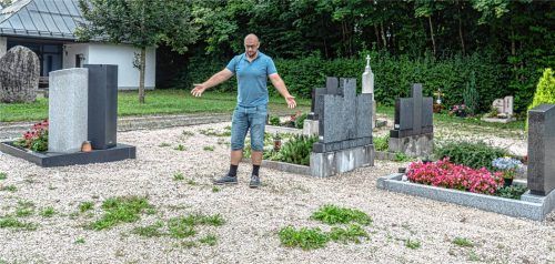 Aufgelassene Gräber sorgen für Lücken im Gräberfeld, die den Gesamteindruck der Friedhöfe beeinträchtigen. Martin Grick, der in der Gemeinde Rohrdorf für die Friedhofsverwaltung zuständig ist, zeigt sich deshalb dankbar für einen Antrag aus dem Gemeinderat. Auf diesen hin werden in Thansau die Lücken durch kleine Urnenfelder geschlossen.Foto Thomae