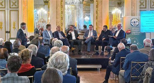 Auseinandergesetzt und noch nicht zusammengefunden: Die Diskussionsrunde im „Bayerischen Hof“ mit (von links) Moderator Stephan Doppelhammer vom Landesverband Bayerischer Transport- und Logistikunternehmen, Christian Huber, Bertram Brossardt, Christian Bernreiter, René Zumtobel, Georg Dettendorfer und Thomas Baumgartner. Foto StmB
