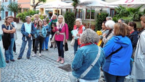 Autorin Monika Nebl (Mitte, links) liest eine Krimi-Passage vor. Irene Kristen-Deliano (Mitte, rechts) und die Teilnehmer der Führung hören aufmerksam zu.Foto weithofer