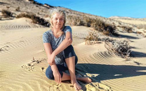 Autorin Monika Nebl (Pseudonym: Isabelle Maris) auf Fuerteventura. Foto Günter Nebl