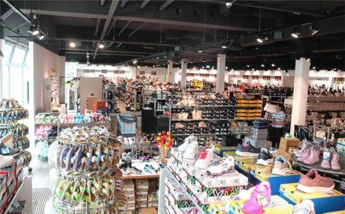 Bald öffnet „Happy Schuh & Du?“ im Herto-Park für die Kunden. Ein Großteil der Ware ist bereits da. Foto Matthias Riediger