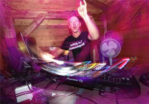 Bands und DJ bringen das Publikum in Fahrt – und so soll es auch sein. Fotos Stuffer