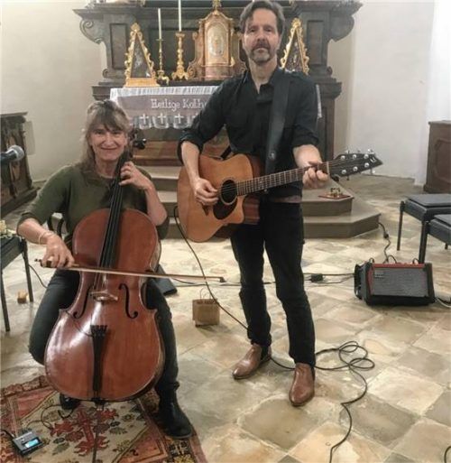 Begeisterten die Zuhörer mit der ungewöhnlichen Besetzung Cello und Gitarre: Golda Heart und Roy Wilde. Foto Dworzak