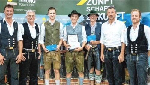 Bei der Ehrung der drei Besten: (von links) Obermeister Thomas Pichler, stellvertretender Obermeister Franz Wörndl, Johannes Linner, Philipp Stary, Franz Xaver Bauer, Kreishandwerksmeister Rudi Schiller, Vorstand Sebastian Meier. Foto Kreishandwerkerschaft