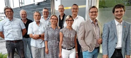 Bei der Jahresversammlung: (von links) Obermeister Christian Rusitschka, Geschäftsführer Dieter Kohlhas von der Bauer Innovativ GmbH, Firmeninhaber Günther Bauer, Roland Meier von der Handwerkskammer, Geschäftsführerin Sandra Bauer, Schulleiter Thorsten Kögler, Andrea Asenkerschbaumer sowie Andreas Mayerhofer von der Volksbank Raiffeisenbank, Kreishandwerksmeister Rainer Dachsberger und der Mühldorfer Obermeister Michael Obereisenbuchner. Foto maier
