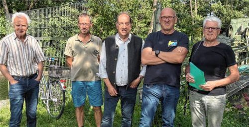 Bei der Ortseinsicht: (von links) Charly Wierer, Georg Niedermeier, Zweiter Dorfgemeinschaftsvorsitzender Hubert Weigl, Andreas Alt von den Stadtwerken und Dorfgemeinschaftsvorsitzender Dionys Schwinghammer. Foto re