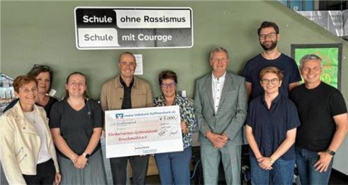 Bei der Scheckübergabe im Gymnasium Bruckmühl.