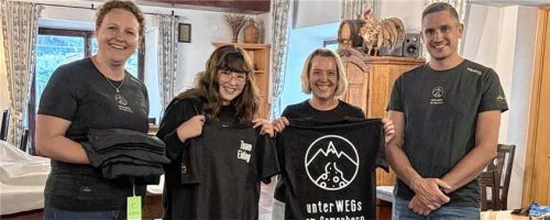 Bei der Siegerehrung: (von links) Maria Höhensteiger vom Arbeitskreis Rad- und Fußwege am Samerberg, Kathi und Paula Irger vom Siegerteam „Eiding“ und Thomas Schmid vom Arbeitskreis Rad- und Fußwege am Samerberg.Foto Deindl