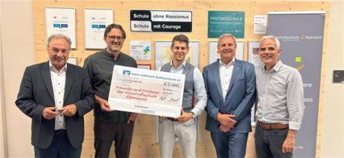 Bei der Spendenübergabe: (von links) Schulleiter Randolf John, Lehrer Michael Mayer, Manuel Brauer (Marktdirektor Bad Aibling-Tuntenhausen der meine Volksbank Raiffeisenbank eG), Martin Klampfleitner (Stiftungsbeauftragter der meine Volksbank Raiffeisenbank eG) und stellvertretender Schulleiter Matthias Vieweger. Foto re