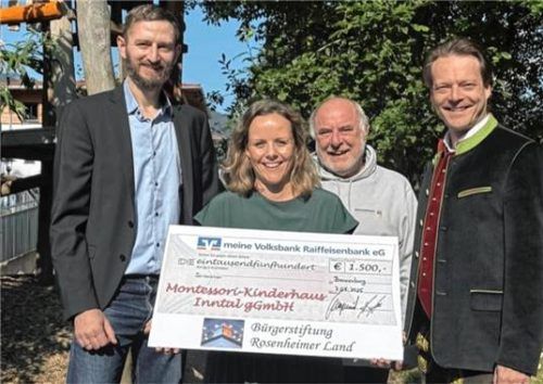 Bei der Spendenübergabe: (von links) Thomas Dettendorfer (Leiter Hauptgeschäftsstelle Brannenburg der meine Volksbank Raiffeisenbank), Kinderhausleiterin Katharina Wilms, Jürgen Sauer (Geschäftsführer Montessori-Kinderhaus Inntal) und Johann Hell (Leiter Stiftungs- und Generationenmanagement der meine Volksbank Raiffeisenbank).Foto re