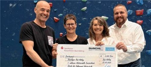 Bei der Übergabe: (von links) Achim und Natascha Haug vom Basislager Bad Aibling, Fotokünstlerin Julia Sanftl und Andreas Duschl. Foto re