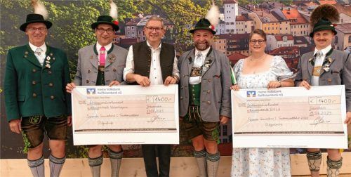 Bei der Übergabe: (von links) Alfred Gehmacher (stellvertretender Gauvorsitzender), Peter Feldschmidt (Gaukassier), Stephan Bierschneider (Netzwerk Hospiz), Michael Hauser (Gauvorsitzender Gauverband I), Elisabeth Schneider (Kinderkrebshilfe BALU), Florian Niedermaier (stellvertretender Gauvorsitzender).Foto Erb/Gauverband I