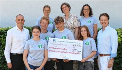 Bei der Übergabe: (von links) Christian Ellmayer, Direktor der VR-Bank Mangfalltal, Schulleiterin Andrea Ranner, Schüler der Realschule und Hans Hell, Leiter Stiftungs- und Generationen-Management der VR-Bank. Foto re