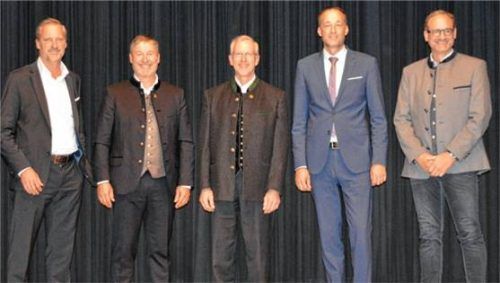 Bei der Verabschiedung: (von links) Vorstand Thomas Münster, Christian Trattner, Heinz Scheck, Vorstand Genossenschaftsverband Bayern Dr. Alexander Leißl und Vorstand Daniel Sauer.