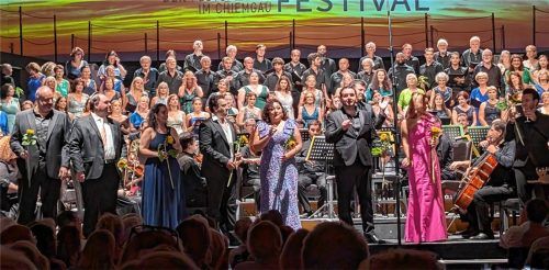 Beim Abschied bereits Freude auf das Wiedersehen: Die Künstler des Finale Grande verabschieden sich vom Publikum.Foto benekam