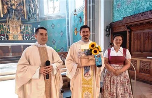 Beim Gottesdienst wurde Pater Andrei Mirt (Mitte), der drei Jahre in Übersee als Seelsorger gewirkt hatte, von Pfarrer Konrad Roider (links) und Kirchenpflegerin Regina Kreuz (rechts) verabschiedet. Foto  Giesen