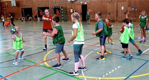 Beim Handball-Kids-Day des SV Bruckmühl herrschen Jubel und Trubel auf dem Hallenparkett. Foto Neuwirth