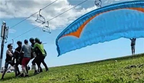 Beim Start: Vier Helfer halfen Gleitschirm-Pilot Berni Pardeller dabei, Horst Nufer in die Luft zu heben. Foto privat
