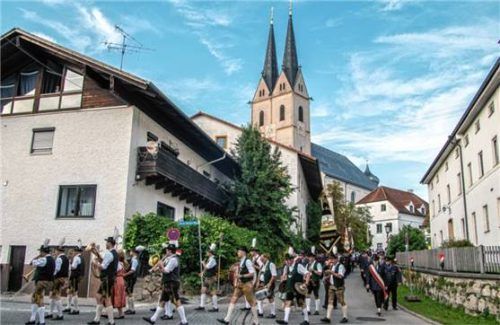 Bereits zum Auftakt zogen Vereine durch den Ort.