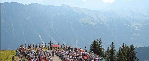 Bergmessen, wie hier am Fellhorn im Allgäu, sind oftmals gut besucht. Kolbermoors Stadtpfarrer Maurus Scheurenbrand kann ihnen ebenfalls viel abgewinnen, hat aber ein Problem mit „Mogelpackungen“. dpa/Karl-Josef Hildenbrand, Alfred Wedlich