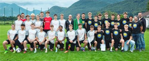 Bernaus erfolgreiche A- und B-Jugend-Fußballmannschaften wurden von Bürgermeisterin Irene Biebl-Daiber (Mitte) geehrt.Foto  Berger