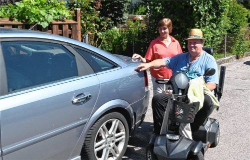 Bernd Mayer und seine Mutter zeigen auf die Kratzer. Ein bislang unbekannter Täter hat mit einem spitzen Gegenstand gleich mehrere Autos beschädigt. Foto Peter Schlecker