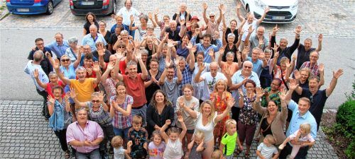 Bonjour! Die französische Reisegruppe gemeinsam mit den Halfinger Gastgebern und Freunden bei der Ankunft. Foto Daxenberger