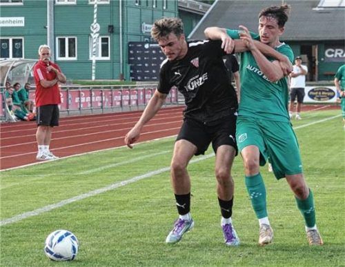 Bruckmühl und der SB Rosenheim duellierten sich im Toto-Pokal-Achtelfinale – mit dem besseren Ende für Bruckmühl. Foto Thomas Bösl