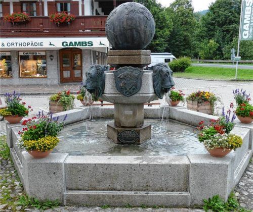Brunnen können aus Sicht von Gastredner Bruno Mayer in Zukunft wichtig werden, um bei Hitzetagen die Bürger zu versorgen. Daher schlug er die Aufstellung von drei bis vier Trinkwasserbrunnen im Gemeindebereich vor. Foto Wegscheider