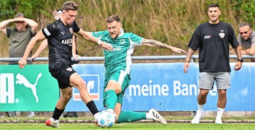 Buchbachs Tobias Stoßberger im Zweikampf mit dem Fürther Yannick Scholz vor den Augen von Buchbach-Coach Aleks Petrovic.Foto Imago
