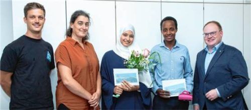 Bürgermeister Andreas Friedrich (rechts) gratulierte im Beisein von (von links) Lehrer Johannes Wagner und der stellvertretenden Schulleiterin Daniela Heß Raimas Alqubaissi und Samuel Rey zu deren guten Schulabschlüssen. Foto Berger