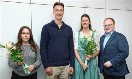 Bürgermeister Andreas Friedrich (rechts) freut sich über die guten Schulabschlüsse von (von links) Selena Jähn, Lukas Laxganger und Teresa Kinne.Foto  Berger