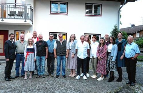 Bürgermeister Johannes Zistl (links) mit einem Teil der Dienstjubilare. Foto merk