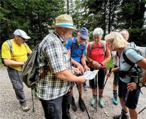Bürgermeister Josef Loferer (vorn) zeigt den Teilnehmern den Weg auf der Karte. Foto Wunderlich