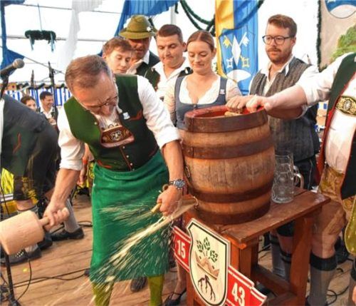 Bürgermeister Olaf Kalsperger zapft das erste Fass an.