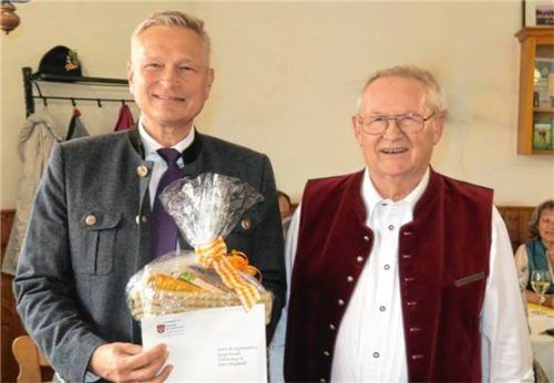 Bürgermeister Richard Richter (links) gratulierte Marktgemeinderatsmitglied Georg Oswald im Namen der Marktgemeinde. Foto baumann