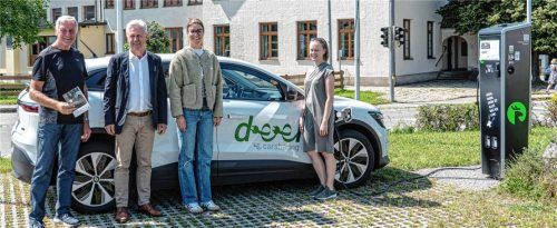 Bürgermeister Rudolf Leitmannstetter (Zweiter von links) freut sich darüber, dass beim Rathaus ab sofort ein elektrisches Mietfahrzeug stationiert ist. Auch Andrea Weichselbaumer vom Ronald-McDonald-Haus findet das Angebot für ihre Einrichtung interessant. Dass schon beim Übergabetermin ein möglicher weiterer Interessent für das Carsharing-Modell dabei war, Pruttings Zweiter Bürgermeister Dr. Mathias Huber (links), hat Eileen Stork von der Firma „deer“ positiv überrascht.Foto Thomae