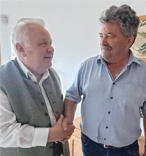 Bürgermeister Sepp Reithmeier (rechts) überbrachte im Namen der Gemeinde Pittenhart dem Jubilar Heribert Krutzlinger die besten Wünsche zum 80. Geburtstag.Foto emk