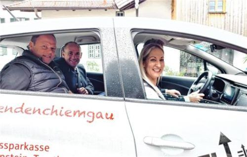 Bürgermeister Stefan Reichelt (Zweiter von links) testet gemeinsam mit Sponsoren das neue Fahrzeug.
