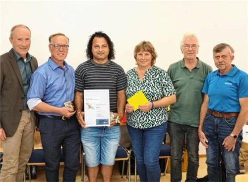 Bürgermeister Thomas Kamm freute sich mit den Bauhofgärtnern Tobias Gehrmann und Alhadid Saher sowie den Vertretern des Siegsdorfer Bienenzuchtvereins, Birgit Bösl, Richard Kellner und Ehrenvorsitzendem Sepp Rachl (von links) über die Anerkennung. Foto  Krammer