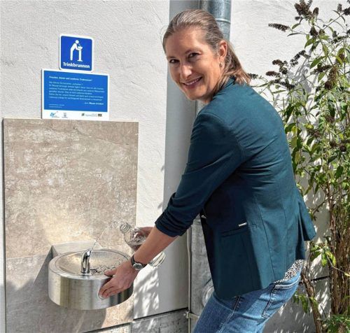 Bürgermeisterin Irene Biebl-Daiber hat den Brunnen bereits feierlich in Betrieb genommen. Foto  Gemeinde Bernau