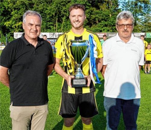 Christoph Dinkelbach (Mitte) mit Verbands-Spielleiter Josef Janker (rechts) und Andreas Mayländer aus dem Verbands-Spielausschuss. Foto Sebastian Dirschl/BFV