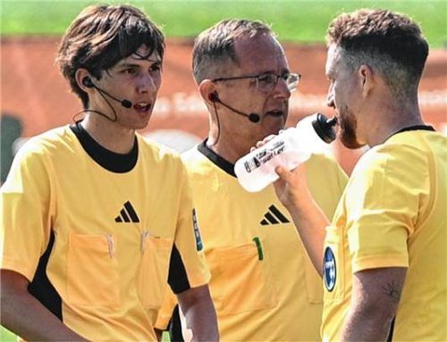„Da gibt‘s dann auch für den Schiedsrichter ein Flascherl“: Referee Christian Babjar (rechts) und sein Team während der kurzen Pause.Foto Hans-Jürgen Ziegler