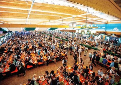 Dafür ist die AuerBräu-Festhalle bekannt: ausgelassene Stimmung, süffiges Auer-Wiesnmärzn und feinste Schmankerl von der Wirtsfamilie Heinrichsberger. Fotos re