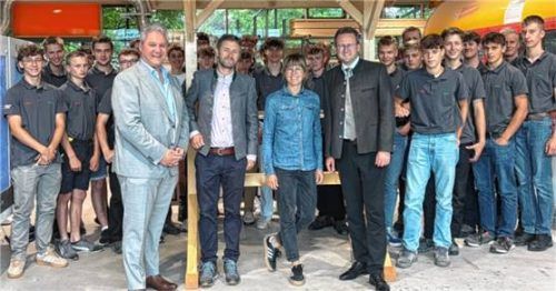 Dank für die gute Arbeit: (vorne, von links) Schulleiter Jürgen Ersing, Stellvertreter Markus Schütz, Teresa Jancso vom Stadtmarketing und Bürgermeister Stephan Schlier.Foto re