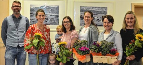 Dank mit Blumen: (von links) Bürgermeister Stefan Kattari dankte den Damen für die Leitung der Krabbelgruppe: Theresa Karg und Franziska Egner sowie den ehemaligen Leiterinnen Steffi Reinold und Anna Zeisberger sowie der ebenfalls neuen Leiterin Carina Sollacher. Foto  Eder