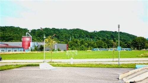 Das aktuelle Bild zeigt die jetzt bereits als provisorischer Trainingsplatz genutzte Fläche zwischen dem Sportheim und der Bahnlinie Traunstein-Ruhpolding, auf der der Allwetterplatz, der Trainingsplatz und das Funktionsgebäude entstehen sollen. Foto  Krammer
